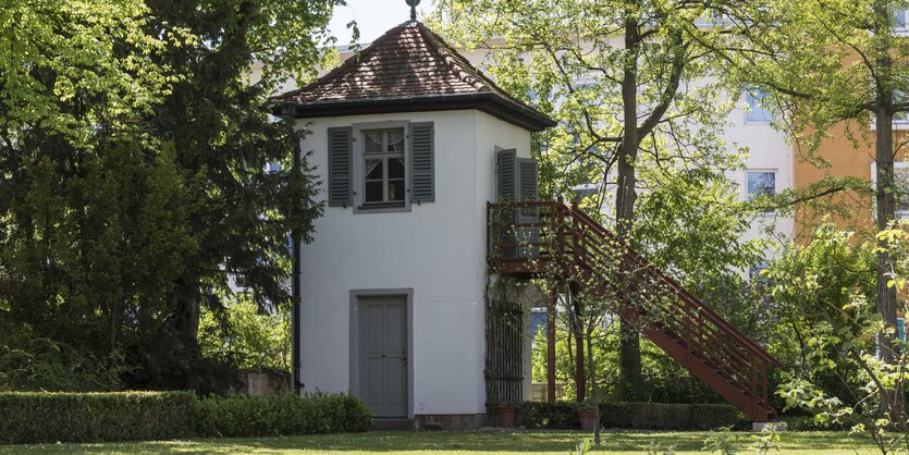 Ein Gartenhaus mit Treppe im Grünen