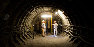 Mitarbeiter stehen im Atomendlager Schacht Konrad in einem Zugangsbereich für den Schacht 2.