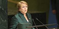Michelle Bachelet steht an einem Pult