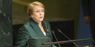 Michelle Bachelet steht an einem Pult