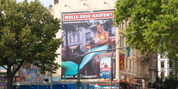 Das kritisierte Werbeplakat der Biermarke Astra an einer Hauswand auf St. Pauli.