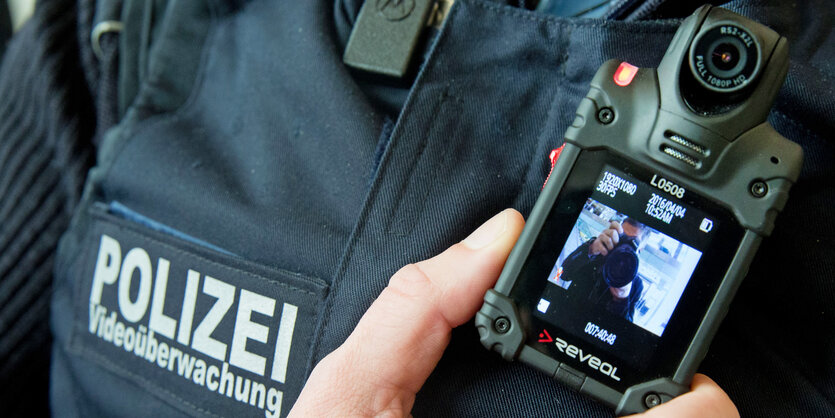 Eine Bodycam an einer Polizeiuniform