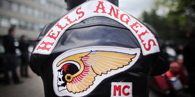 Auf einer Lederkutte steht „Hells Angels“