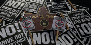Trumps Hollywood-Stern bedeckt mit NO-Plakaten