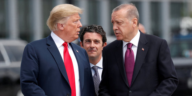 Donald Trump und Recep Tayyip erdogan unterhalten sich