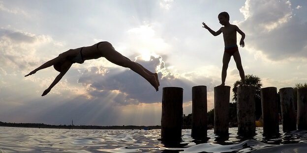 Eine Frau springt in einen See