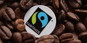 Kaffeebohnen und Fairtrade-Siegel