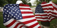 Nationalisten halten US-amerikanische Flaggen auf einer Demonstration vor dem Weißen Haus hoch