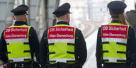 Drei Sicherheitsbeamte stehen auf dem Bahnsteig am Alexanderplatz in Berlin