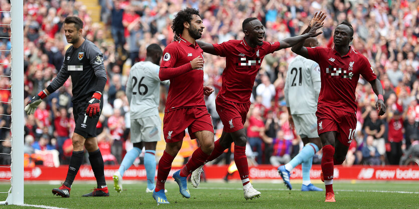 Mo Salah (links) und Naby Keita (Mitte)laufen beim 4:0-Triumph gegen West Ham.über den Rasen, reißen die Arme hoch und jubeln über ein Tor