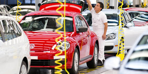 In einem VW-Werk in Mexiko steht ein rotes Auto