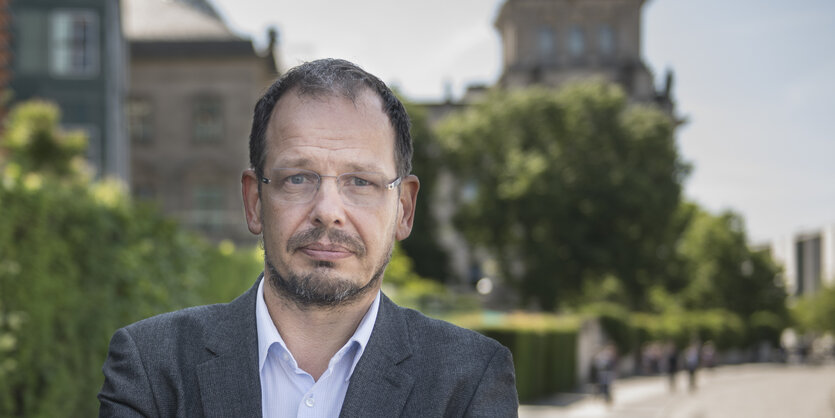 Der Journalist Hans-Joachim seppelt posiert für ein Portrait in Berlin.