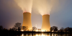 Das Atomkraftwerk Grohnde mit dampfenden Kühltürmen