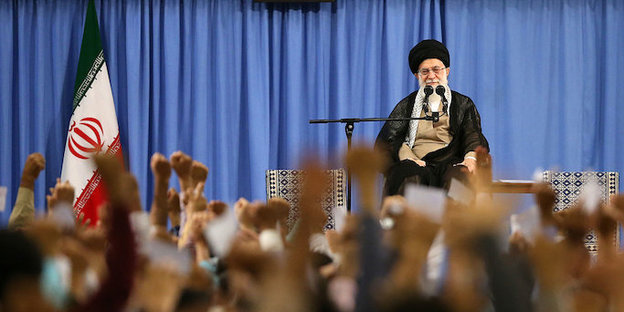 13.08.2018, Iran, Teheran: Dieses vom Büro des Iranischen Führers zur Verfügung gestellte Bild zeigt Ajatollah Ali Chamenei, der Oberste Führer des Iran, der während einer Versammlung in Teheran über den Konflikt mit den USA spricht. Der Iran sieht im Kon