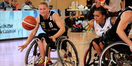 Die Rollstuhlbasketballerin Laura Fürst bei einem Spiel gegen Frankreich.