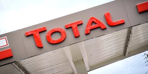 Schriftzug "Total" an einer Tankstelle - aufgenommen in schräger Perspektive