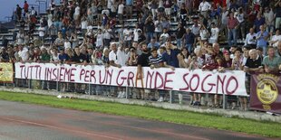 "Alle zusammen für einen großen Traum": Fans haben diesen Text auf ein Plakat auf der Tribüne geschrieben