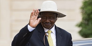 Der Präsident von Uganda, Yoweri Museveni, winkt