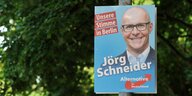 Ein Wahlplakat des AfDlers Jörg Schneider hängt an einer Laterne