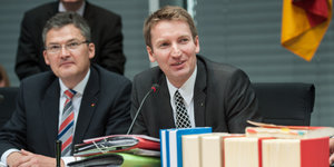 Roderich Kiesewetter und Patrick Sensburg sitzen im Bundestag, vor sich mehrere Aktenordner