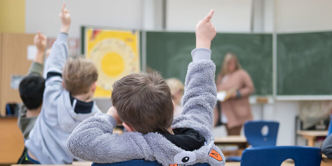 Ein Schüler meldet sich im Unterricht