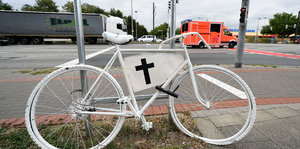 Ein weißes Ghostbike steht an der Unfallstelle in Hannover