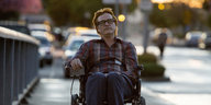 Joaquin Phoenix im Rollstuhl auf der Straße