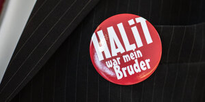 Ein Button auf einem Sakko eines Freundes des vom NSU ermordeten Halit Yozgat. Die Aufschrift darauf: "Halit war mein Bruder"