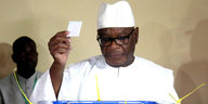 Malis Präsident Ibrahim Boubacar Keïta bei seiner Stimmabgabe zur Stichwahl