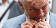 Jeremy Corbyn beißt in ein Stück Frischhaltefolie