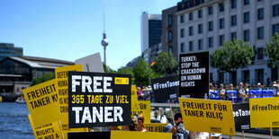 06.06.2018, Berlin: Aktivisten von Amnesty International fahren auf einem Boot auf der Spree. Sie fordern die Freilassung von Taner Kiliç, Ehrenvorsitzender der türkischen Sektion von Amnesty International.