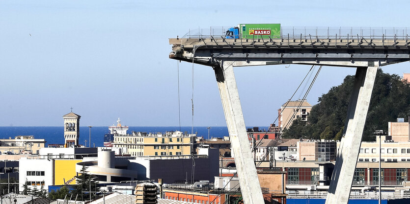 Blick auf die eingestürzte Autobahnbrücke Morandi in Genua