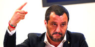 Matteo Salvini hebt den rechten Zeigefinger nach oben
