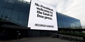 Werbung der finnischen Zeitung Helsingin Sanomat, auf der steht: Mr. President, willkommen im Land der freien Presse“