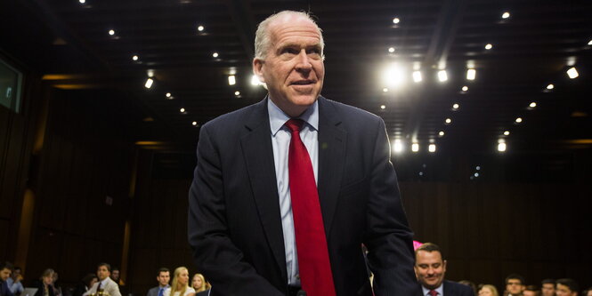 Der damalige CIA Direktor John Brennan nimmt bei seiner Anhörung vor dem Geheimdienstausschuss seinen Platz ein.