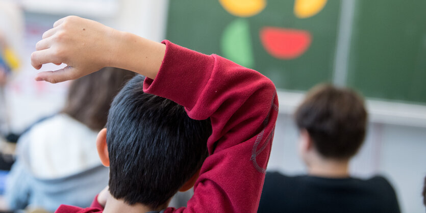 Ein Schüler meldet sich im Unterricht.