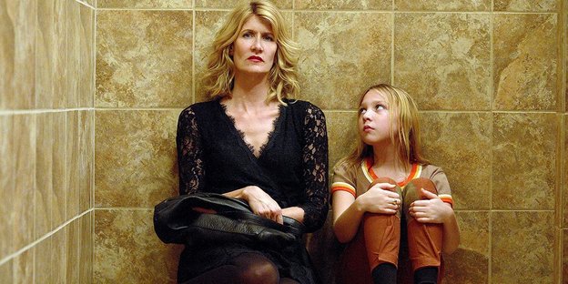 Jennifer (Laura Dern) und ihr jüngeres Ich (Isabelle Nélisse) sitzen nebeneinander in einem engen Raum.