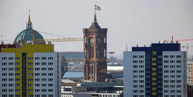 Das Rote Rathaus zwischen zwei Plattenbauten