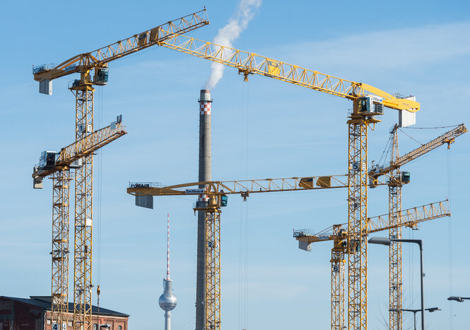 Mehrere Kräne vor dem Roten Rathaus