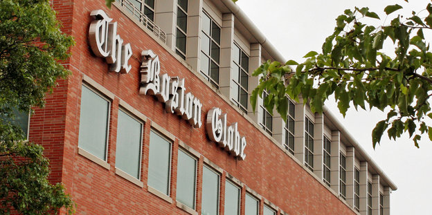 Das Logo der Tageszeitung The Boston Globe an der Hauswand des Redaktionsgebäudes