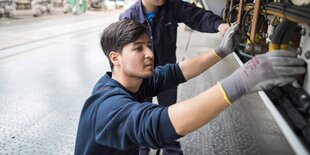 Zwei Männer arbeiten an einer S-Bahn