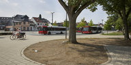 Eine betonierte Fläche mit Bussen.