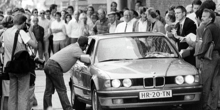 Journalisten umringen den Wagen der Geiselnehmer