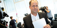 Nordrhein-Westfalens Integrationsminister Joachim Stamp verlässt ein Pressegespräch