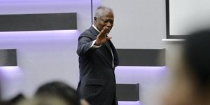 Kofi Annan winkt