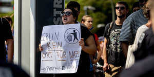 Eine Gegendemonstrantin hält am Rande der Neonazi-Demonstration anlässlich des 31. Todestages von Rudolf Heß ein Plakat mit der Aufschrift „Berlin kein Ort für Nazis"