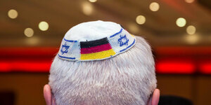 Ein Teilnehmer der Veranstaltung Award of Merit 2014 des jüdischen Ordens B'Nai B'rith trägt eine Kippa mit eingearbeiteten israelischen und deutschen Fahnen
