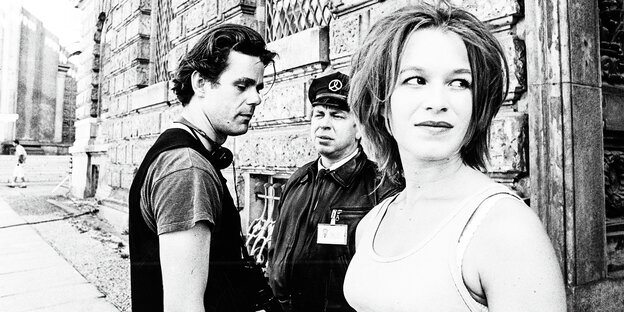 Tom Tykwer, Armin Rohde und Franka Potente am Filmset, 1997