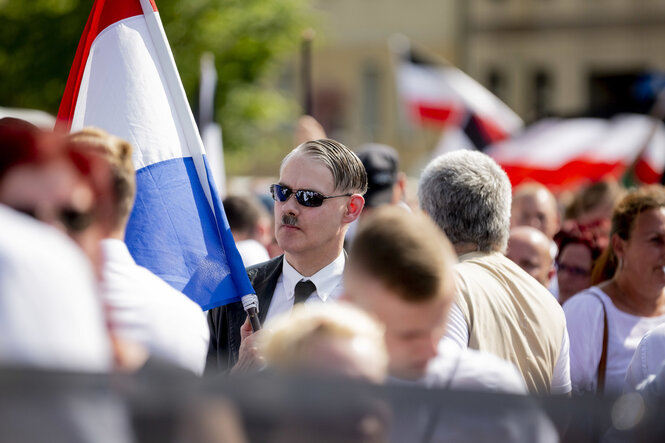 Mann mit Hitler-Bart während der Neonazi-Demo