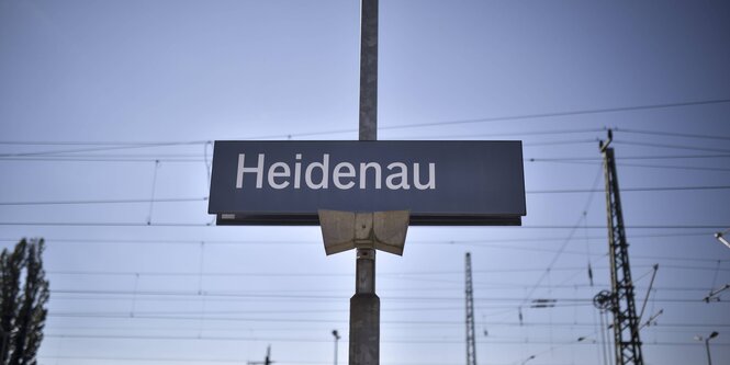 Ein Schild, auf dem Heidenau steht